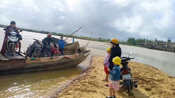 Người dân Quảng Ngãi làm cầu tạm cheo leo để vượt sông Trà Khúc sau ngập ảnh 8