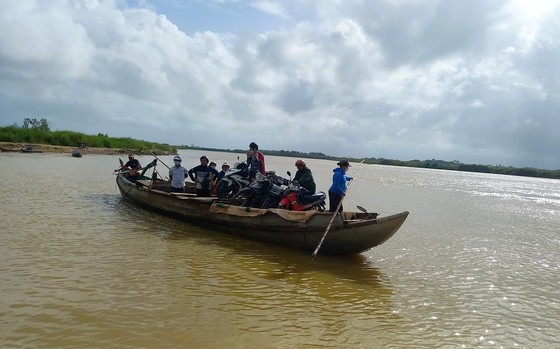 Người dân Quảng Ngãi làm cầu tạm cheo leo để vượt sông Trà Khúc sau ngập ảnh 7