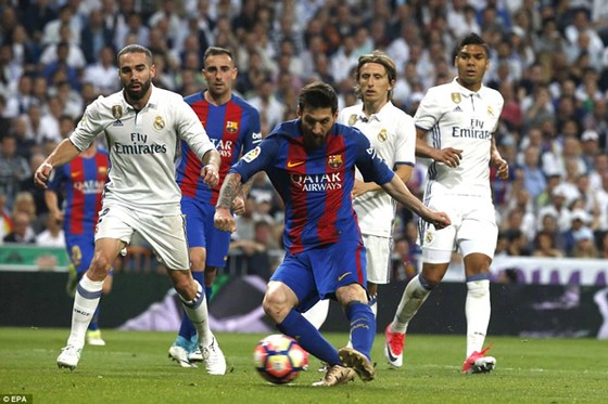 Lionel Messi tung cú sút trước hàng phòng ngự Real Madrid. Ảnh: EPA