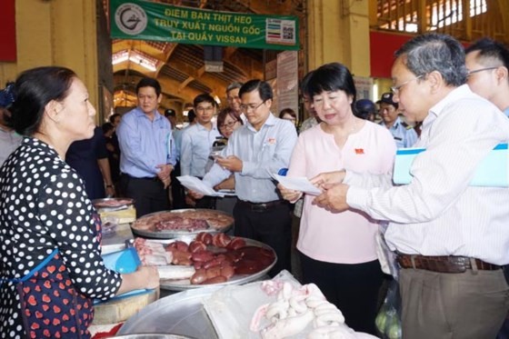Chờ kiểm định, thức ăn bẩn đã vào bụng! ảnh 1