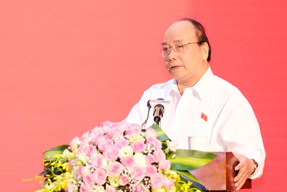  Thủ tướng Nguyễn Xuân Phúc giải đáp ý kiến của cử tri. Ảnh: VGP