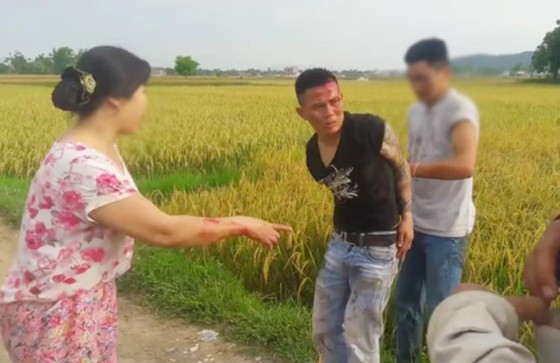Triệu tập 4 đối tượng liên quan đến vụ "côn đồ" tranh giành gặt lúa ảnh 1