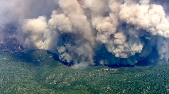 Cháy rừng lan rộng ở California: 2 người thiệt mạng, hàng chục ngàn người phải sơ tán ảnh 2