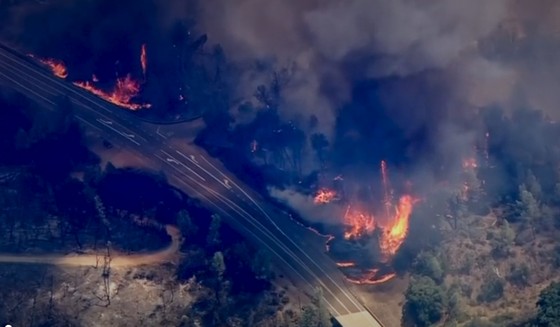Cháy rừng lan rộng ở California: 2 người thiệt mạng, hàng chục ngàn người phải sơ tán ảnh 1