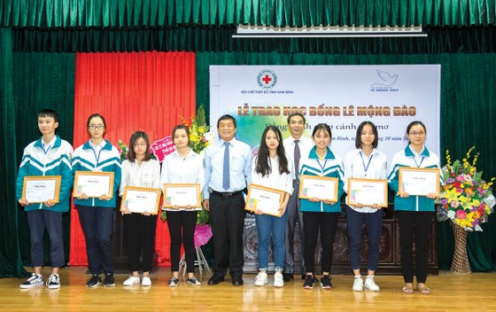 Quỹ hỗ trợ giáo dục Lê Mộng Đào trao tặng hơn 1,5 tỷ đồng học bổng “Đồng hành chắp cánh ước mơ” 2018 ảnh 3