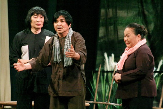Một cảnh trong vở Đời cô Lựu - tác phẩm cải lương kinh điển của soạn giả Trần Hữu Trang luôn tạo sức cuốn hút với khán giả mộ điệu