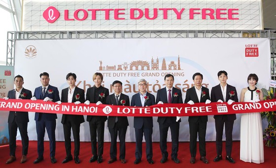  Lễ khai trương cửa hàng Lotte Duty Free tại Sân bay Quốc tế Nội Bài, Hà Nội. Ảnh: Lotte