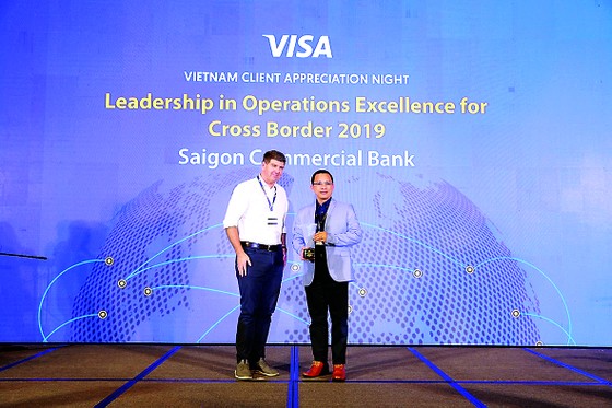 Ông Lê Quang Huy - Giám đốc Khối Thẻ và Ngân hàng số (vest xanh),  đại diện SCB nhận giải trong chương trình