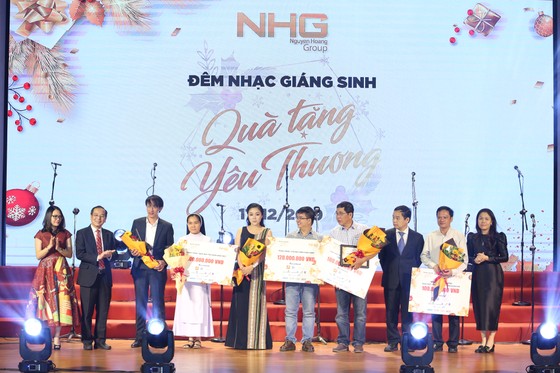 Ấm áp đêm nhạc Giáng sinh NHG “Quà tặng yêu thương” ảnh 8
