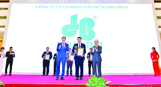 Ông Nguyễn Hùng Cường - Phó Tổng Giám đốc đại diện Hòa Bình  nhận giải thưởng của chương trình