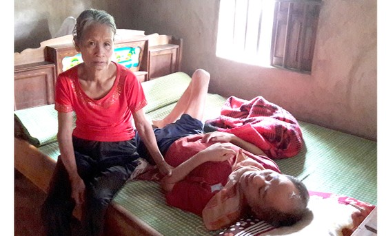 Bệnh tật liệt giường chỉ trông vào cha mẹ già yếu ảnh 1
