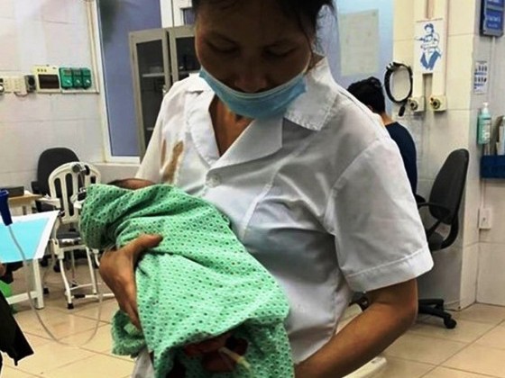 Bé trai sơ sinh bị bỏ rơi ở thị xã Sơn Tây đang được các bác sĩ chăm sóc 
