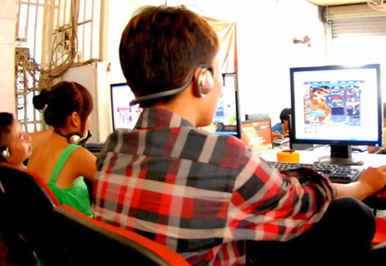 Trẻ em nghiện game online có thể sẽ sa sút trong học tập, tâm tính thay đổi. Ảnh: ĐỨC THÀNH