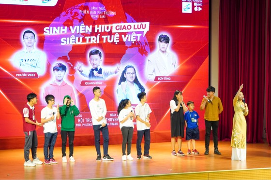 Đại học Quốc tế Hồng Bàng trao học bổng tài năng cho “Siêu trí tuệ Việt“ ảnh 2