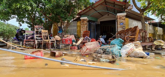 Người dân ở thị trấn Kiến Giang, huyện Lệ Thủy, Quảng Bình dọn dẹp nhà cửa sau khi lũ rút. Ảnh: MINH PHONG