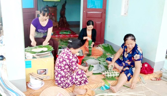 Người dân phường Ea Tam, TP Buôn Ma Thuột (Đắk Lắk) gói bánh tét, gửi tới bà con vùng lũ miền Trung
