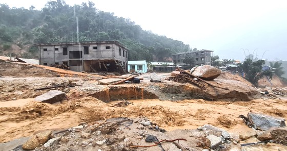 Sáng 6-11, lũ ống đổ xuống suối Đăk Ba Sao,  xã Phước Thành, huyện Phước Sơn, tỉnh Quảng Nam gây hoang mang cho người dân sinh sống tại đây. Ảnh: NGỌC PHÚC