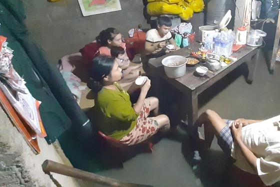 Bão dồn, lũ dập miền Trung ảnh 4