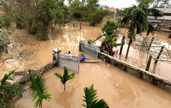 Bão dồn, lũ dập miền Trung ảnh 3
