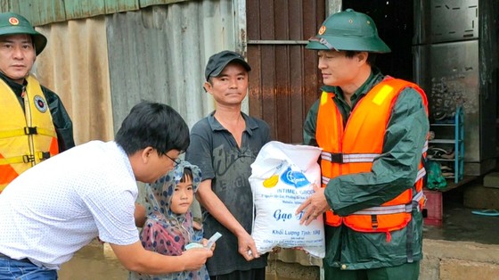 Bão dồn, lũ dập miền Trung ảnh 6