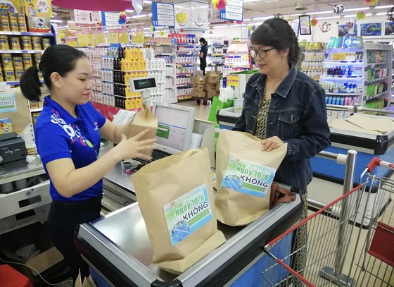 Người tiêu dùng chọn mua ống hút giấy tại Co.opmart