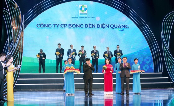 Đại diện Công ty CP Bóng đèn Điện Quang nhận giải thưởng Doanh nghiệp có sản phẩm đạt Thương hiệu quốc gia năm 2020