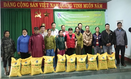 Trao tặng 280 tấn phân bón Phú Mỹ hỗ trợ bà con bị thiệt hại do bão lũ ảnh 1 Trao tặng 280 tấn phân bón Phú Mỹ hỗ trợ bà con bị thiệt hại do bão lũ ảnh 1