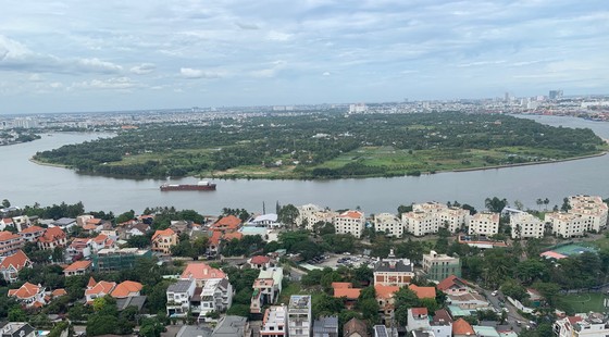 Một góc đô thị quận 2, TPHCM, bên sông Sài Gòn. Ảnh: HUY PHAN