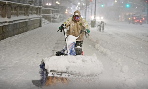 Người đàn ông dọn tuyết rơi dày ở Manhattan, TP New York, New York, Mỹ, ngày 16-12-2020. Ảnh: REUTERS