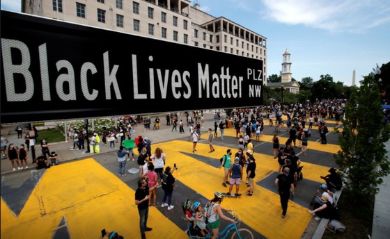 Một bảng hiệu đường phố của Black Lives Matter Plaza ở Washington, ngày 5-6-2020. Ảnh: REUTERS