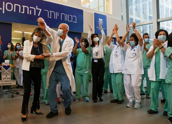 Nhân viên y tế vui mừng khi Israel bắt đầu đợt tiêm vaccine coronavirus, tại Trung tâm Y tế Tel Aviv Sourasky (Bệnh viện Ichilov) ở Tel Aviv, Israel, ngày 20-12-2020. Ảnh: REUTERS