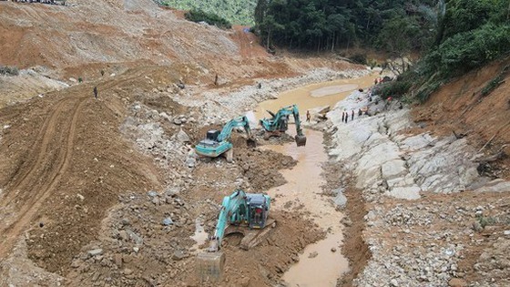 Nắn sông Rào Trăng quanh bãi bồi để tiếp tục tìm kiếm các nạn nhân ảnh 1