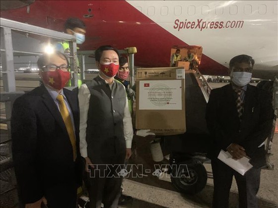 Đại sứ Việt Nam tại Ấn Độ Phạm Sanh Châu (đứng giữa) trao lô hàng y tế cho phía Ấn Độ tại sân bay quốc tế Indira Gandhi. Ảnh: TTXVN 
