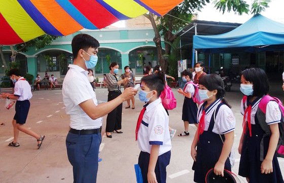 Thực hiện các biện pháp phòng chống dịch bệnh tại Trường Tiểu học An Hội (quận Gò Vấp, TPHCM)