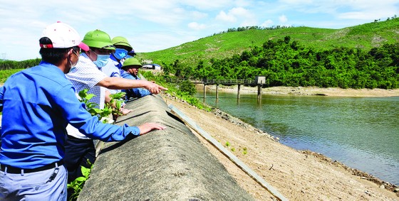Thi công kè biển, hồ đập miền Trung: Về đích trước mùa mưa bão ảnh 1