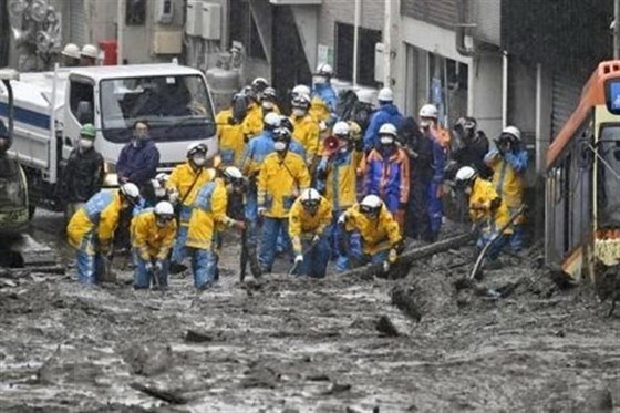 Nhân viên cứu hộ tìm kiếm người mất tích sau vụ lở đất do mưa lớn ở Atami, tỉnh Shizuoka, Tây Nam thủ đô Tokyo, Nhật Bản, ngày 4-7-2021. Ảnh: Kyodo