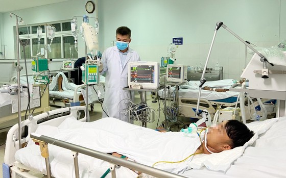BS CK2 Trần Thanh Linh, Trưởng Khoa Hồi sức Cấp cứu, Bệnh viện Chợ Rẫy đang điều trị cho các bệnh nhân bị ngộ độc Botulinum ở Quảng Nam 