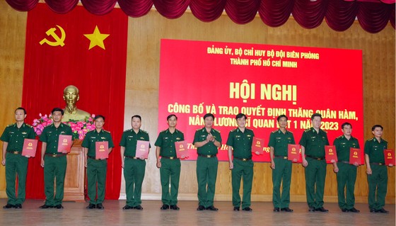 Đại tá Trần Thanh Đức trao quyết định thăng quân hàm sĩ quan năm 2023