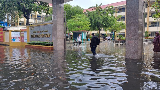 Mưa lớn khiến nhiều tuyến đường tại Vũng Tàu ngập nặng ảnh 7