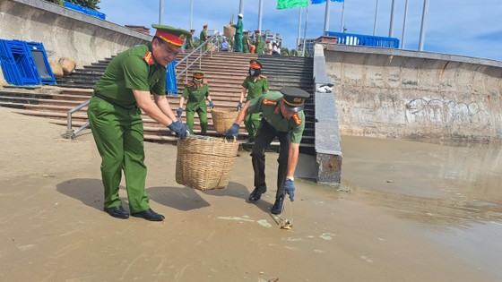 Cảnh sát môi trường ra quân làm sạch bãi biển Vũng Tàu ảnh 3
