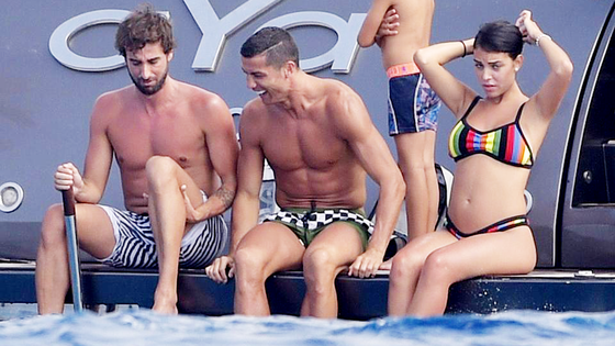 Bạn gái Ronaldo gặp khó chuyện gia đình ảnh 1