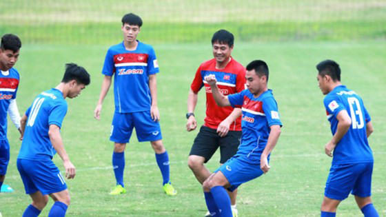 HLV Hữu Thắng và các học trò 