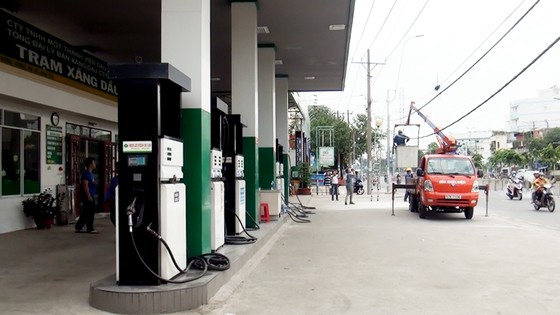 Xe bồn vướng dây điện hạ thế gây cháy nổ gần cây xăng ảnh 1