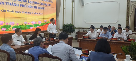 PCT UBND TP Bùi Xuân Cường báo cáo với Đoàn giám sát