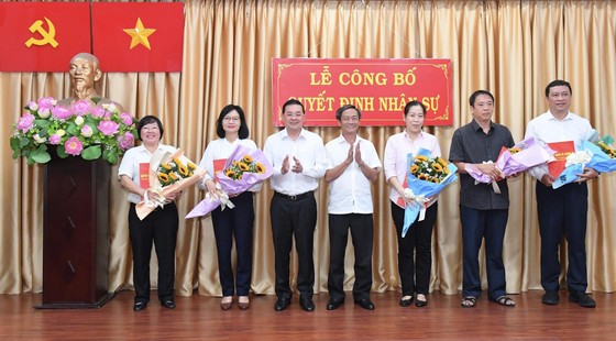 Giám đốc Nguyễn Toàn Thắng (thứ 3 từ trái sang) và PGD Võ Trung Trực chúc mừng cán bộ được luân chuyển. Ảnh Việt Dũng