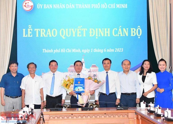 Phó Chủ tịch UBND TP Bùi Xuân Cường (thứ 4 từ phải qua) cùng Giám đốc Sở TNMT Nguyễn Toàn Thắng chúc mừng ông Huỳnh Văn Thanh