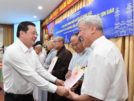 Giám đốc Sở TNMT TPHCM Nguyễn Toàn Thắng trao Giấy chứng nhận cho đại diện cơ sở tôn giáo. ẢNH: VIỆT DŨNG ảnh 1