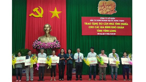 Phó Chủ tịch nước Đặng Thị Ngọc Thịnh trao bảng tượng trưng nhà tình nghĩa cho các hộ dân