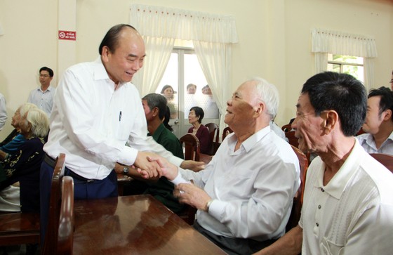 Thủ tướng Nguyễn Xuân Phúc trao quà Tết cho người nghèo ảnh 5 Thủ tướng Nguyễn Xuân Phúc trao quà Tết cho người nghèo ảnh 5