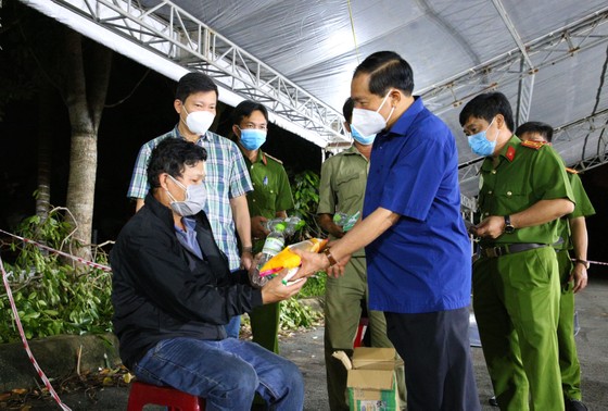 Giám đốc Công an TP Cần Thơ trao quà cho người dân về quê ảnh 4 Giám đốc Công an TP Cần Thơ trao quà cho người dân về quê ảnh 4
